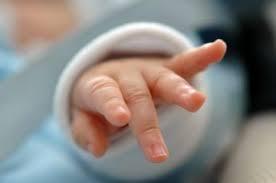 700-грамово бебе се роди в Шумен, спасиха го